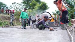 Tetap Semangat Percepat Pengecoran Rabat Jalan, Anggota Satgas TMMD Ke 127 Kodim 0808/Blitar Di Bulan Puasa