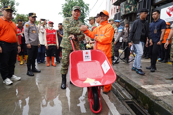 Jaga Jakarta Bersih, Pangdam Jaya Bersama Forkopimda Pimpin Kerja Bakti Serentak di Seluruh Wilayah Kodam Jaya