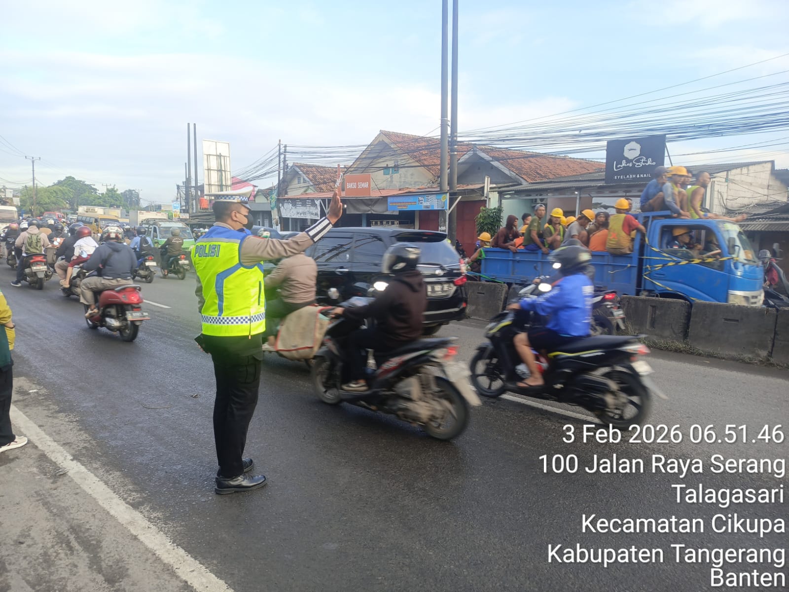 Polsek Cikupa Laksanakan PECAK Pagi, Pastikan Arus Lalu Lintas Lancar di Pertigaan Columbus