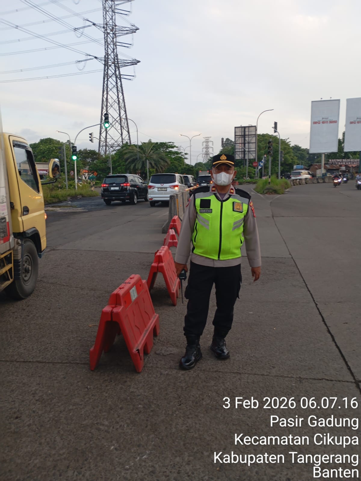 Polsek Cikupa Gelar Pengaturan Lalu Lintas Pagi di Simpang Lampu Merah Cikupa Mas