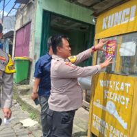 Polsek Cikupa Pasang Pamflet Layanan Call Center 110 di Desa Talaga