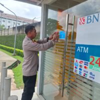 Bhabinkamtibmas Sukamulya Sosialisasikan Layanan Call Center 110 di Area ATM RS Metro
