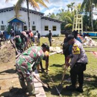 Perkokoh Kemanunggalan, Babinsa Koramil Kokonao Bersama Warga Binaan Gotong Royong Cor Jalan Gereja