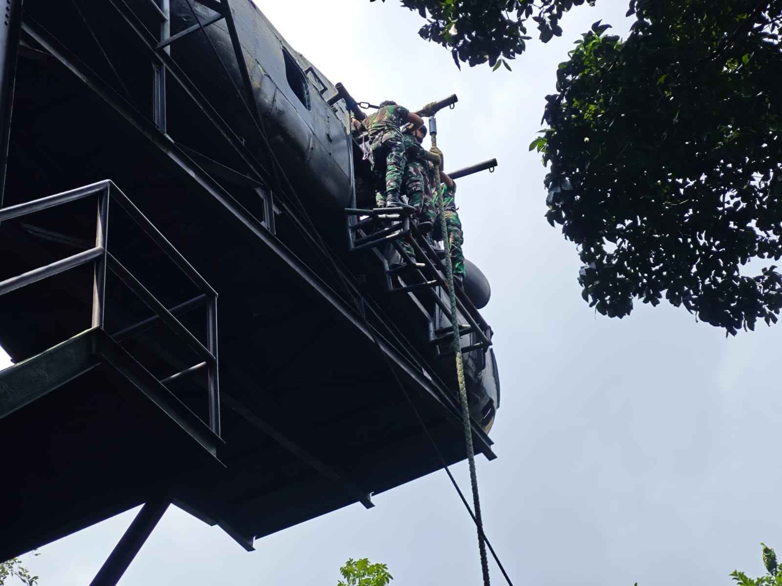Sebagai Bentuk Kesiapan Dan Meningkatkan Kemampuan Prajurit, Yonif 2 Marinir TNI AL Berlatih Fast Rope