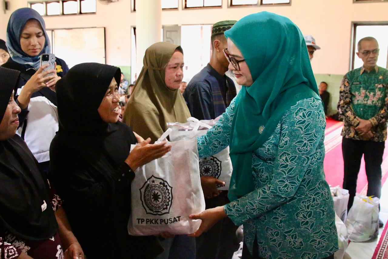 Staf Ahli TP PKK Pusat Yane Ardian Serahkan Bantuan untuk Korban Bencana di Kabupaten Agam