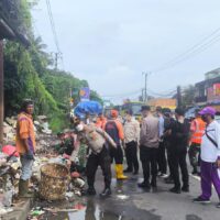 Muspika Cikupa Gelar Kerja Bakti Bersihkan Jalan Raya Serang KM 20 Desa Cibadak