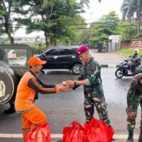 Tebarkan Senyum Kebahagiaan Kepada Masyarakat, Yonif 2 Marinir TNI AL Laksanakan Kegiatan Jumat Berkah