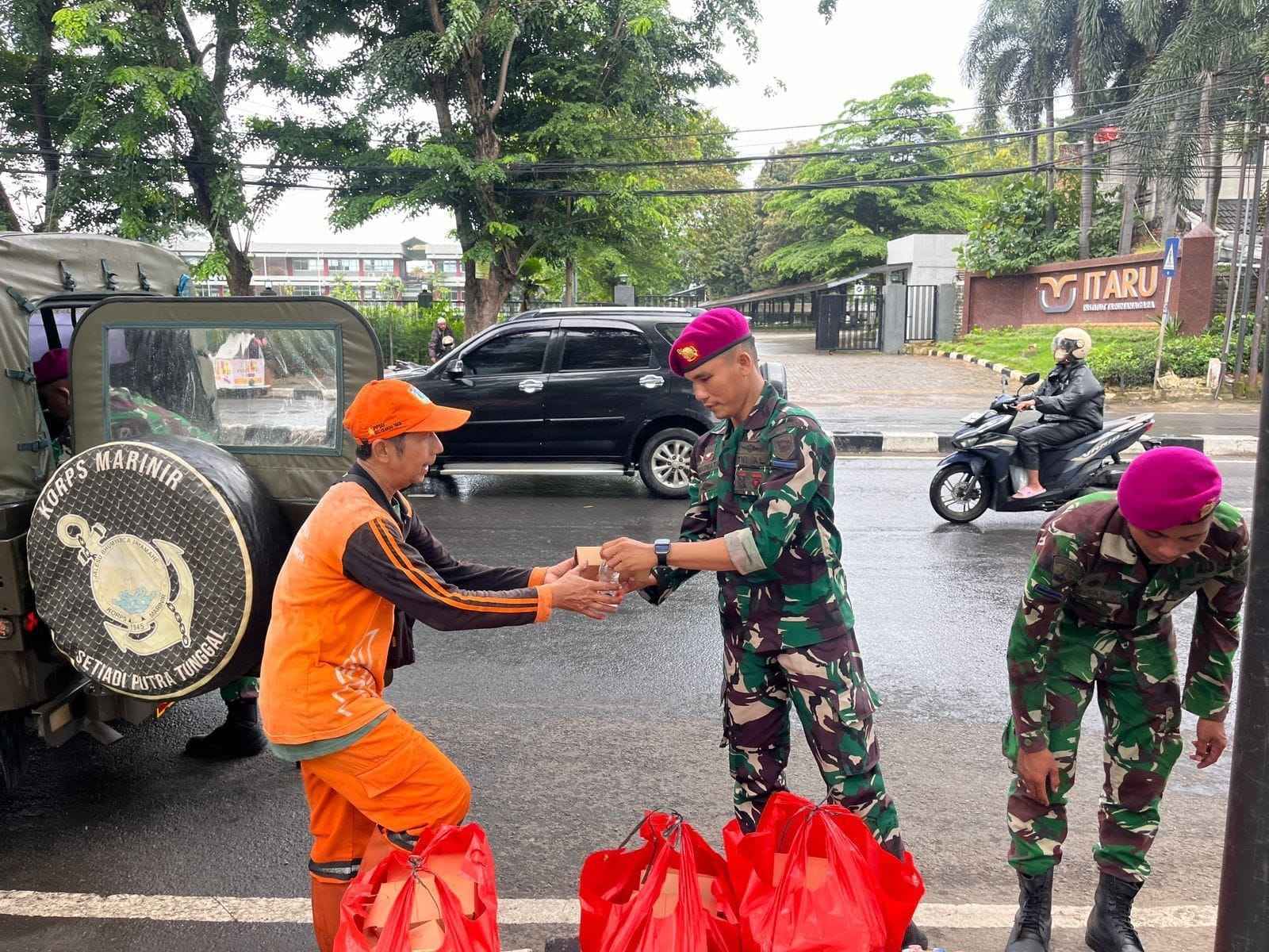 IMG-20260206-WA0070 Tebarkan Senyum Kebahagiaan Kepada Masyarakat, Yonif 2 Marinir TNI AL Laksanakan Kegiatan Jumat Berkah