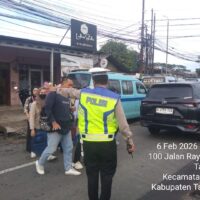Personel Lantas Polsek Cikupa Laksanakan Pengaturan Lalu Lintas Sore Hari di Jalan Raya Serang