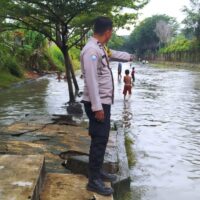 Bhabinkamtibmas Pasir Jaya Lakukan Pemantauan Genangan Air di Kawasan Industri