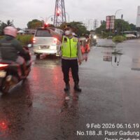 Personel Polsek Cikupa Laksanakan Pengaturan Lalu Lintas Pagi di Simpang Cikupa Mas