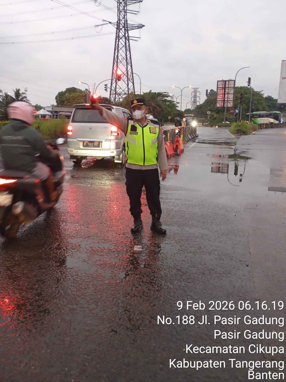 IMG-20260209-WA0009 Personel Polsek Cikupa Laksanakan Pengaturan Lalu Lintas Pagi di Simpang Cikupa Mas