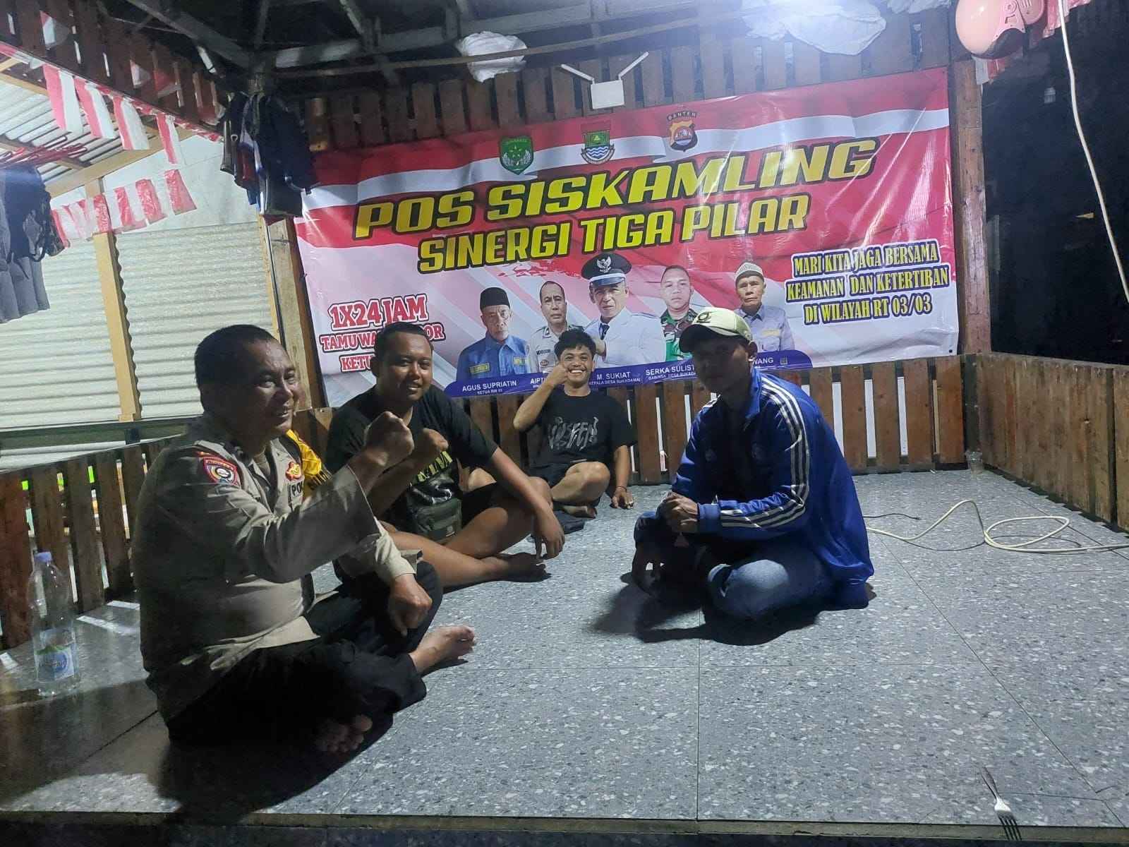 Bhabinkamtibmas Polsek Cikupa Aktifkan Siskamling Bersama Warga Desa Sukadamai