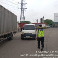 IPTU Rusandi Pantau Langsung Pengaturan Lalu Lintas di Perempatan Cikupa Mas