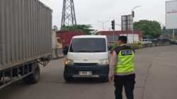 IPTU Rusandi Pantau Langsung Pengaturan Lalu Lintas di Perempatan Cikupa Mas IPTU Rusandi Pantau Langsung Pengaturan Lalu Lintas di Perempatan Cikupa Mas