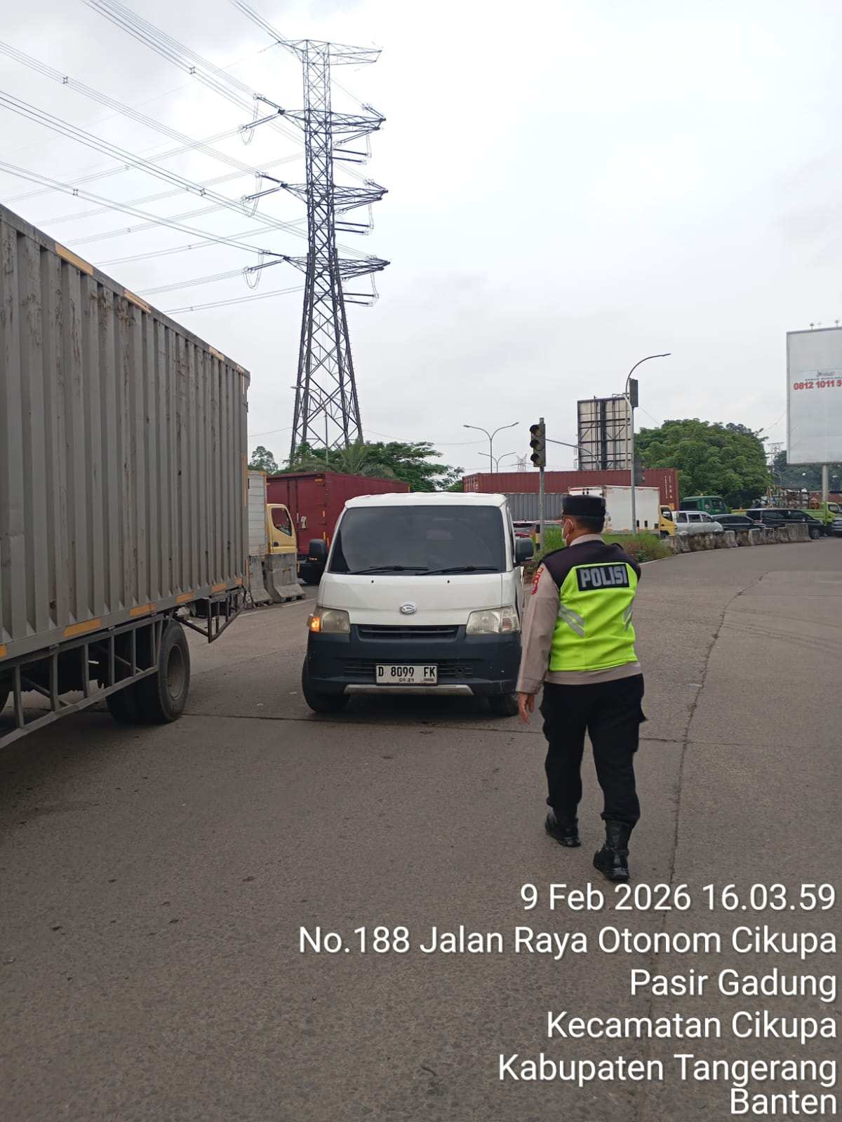 IPTU Rusandi Pantau Langsung Pengaturan Lalu Lintas di Perempatan Cikupa Mas