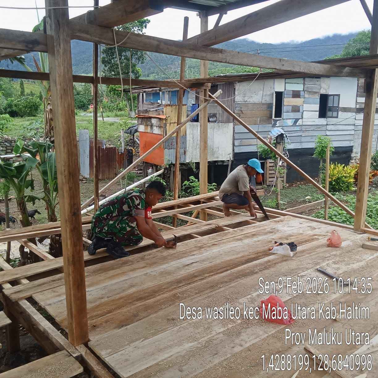 IMG-20260209-WA0168 TNI Selalu di Hati Rakyat, Babinsa Koramil 1505-03/Maba Bantu Pembangunan Rumah Warga