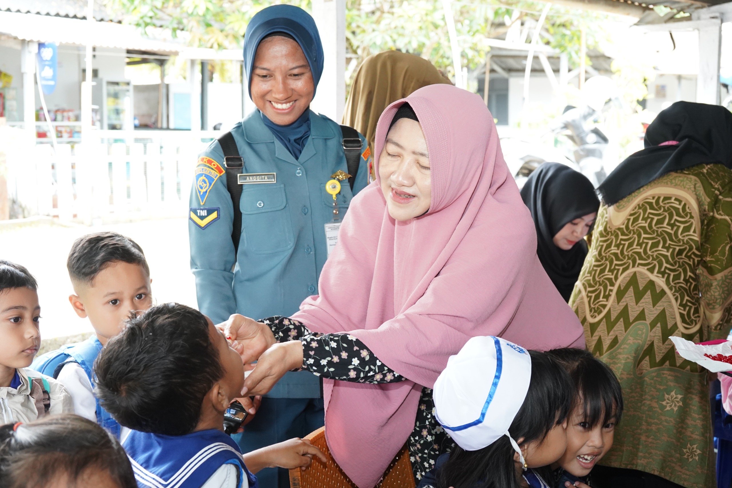 Ketua Daerah Kodaeral XIV Gabungan Jalasenastri Koarmada RI Berkunjung ke Posyandu Baracuda Sorong