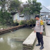Bhabinkamtibmas Kelurahan Bunder Laksanakan Pemantauan Daerah Rawan Banjir