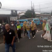 Personel Lantas Polsek Cikupa Laksanakan Pengaturan Lalu Lintas Sore Hari di Pertigaan Columbus