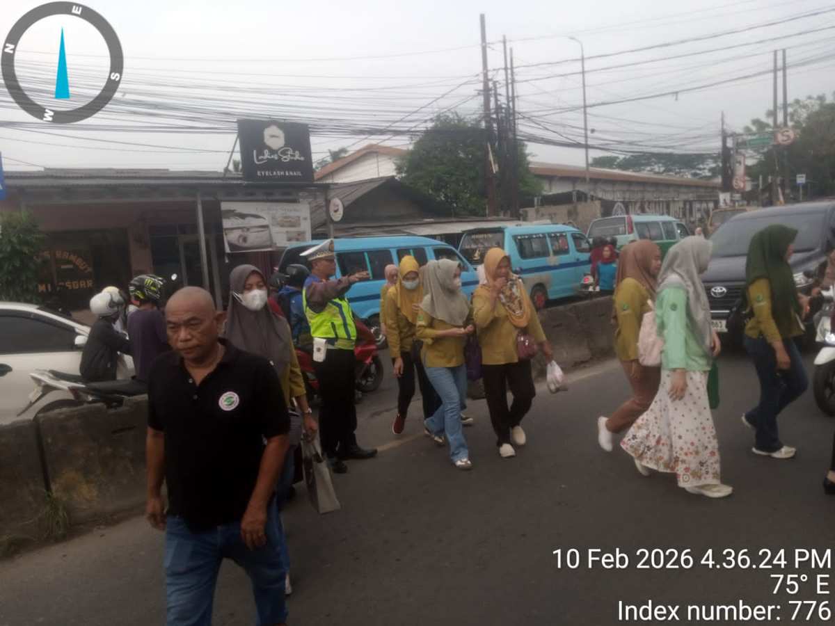 Personel Lantas Polsek Cikupa Laksanakan Pengaturan Lalu Lintas Sore Hari di Pertigaan Columbus