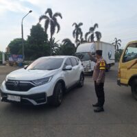 IPTU Rusandi Pantau Langsung Pengaturan Lalu Lintas di Perempatan Cikupa Mas