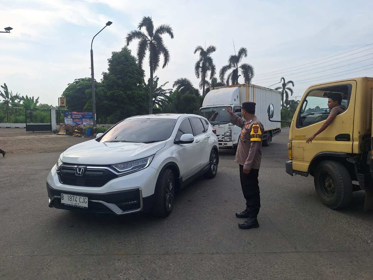 IPTU Rusandi Pantau Langsung Pengaturan Lalu Lintas di Perempatan Cikupa Mas