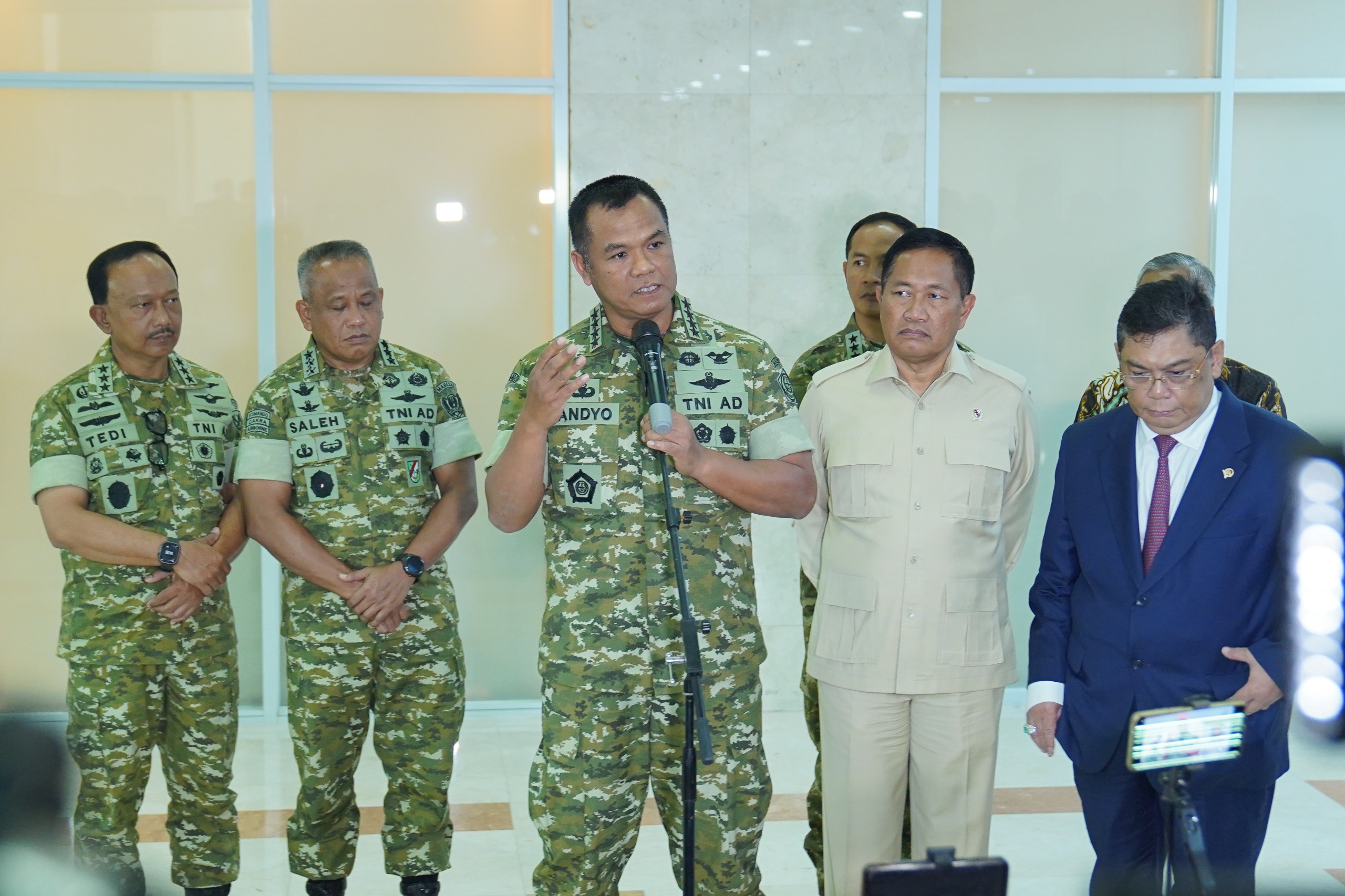 Wapang TNI dan Wamenhan RI Bahas Penguatan Alutsista dalam Rapat Kerja Komisi I di DPR RI