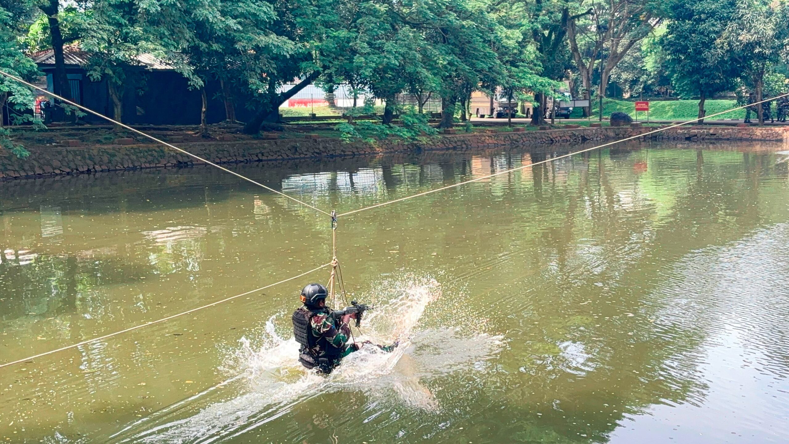 Prajurit Yonif 2 Marinir Asah Kemampuan Tempur Lewat Latihan Penyebrangan Sungai