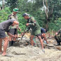 Tahap Awal Pembangunan RTLH, Satgas TMMD Wiltas Ke-127 Mulai Pembuatan Pondasi