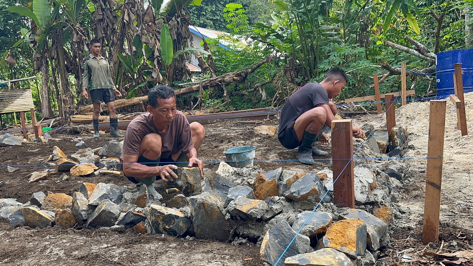 Tahap Awal Pembangunan RTLH, Satgas TMMD Wiltas Ke-127 Mulai Pembuatan Pondasi