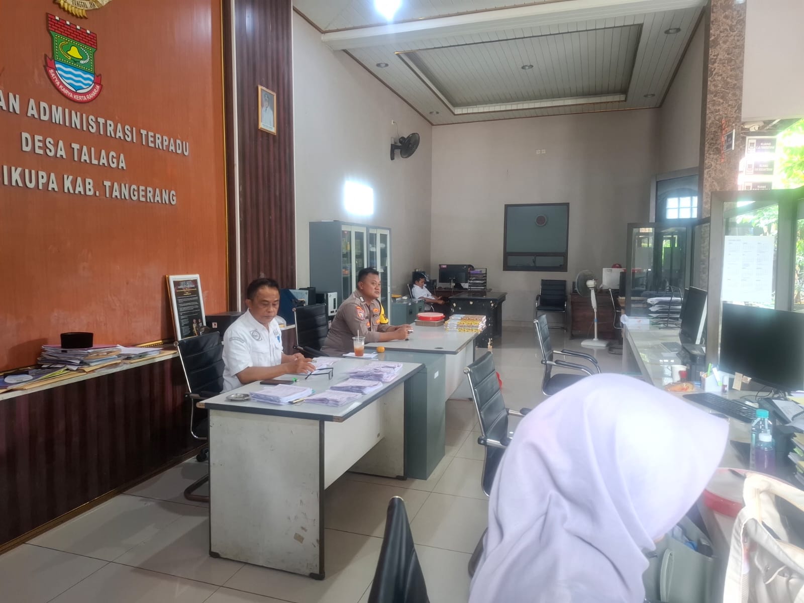 Bripka Suheri Wijaya Sambangi Staf Desa Talaga, Perkuat Sinergi Harkamtibmas