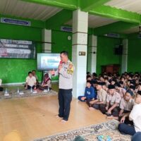 Bhabinkamtibmas Berikan Penyuluhan Bahaya Tawuran dan Bullying di SMP Islam Iqro