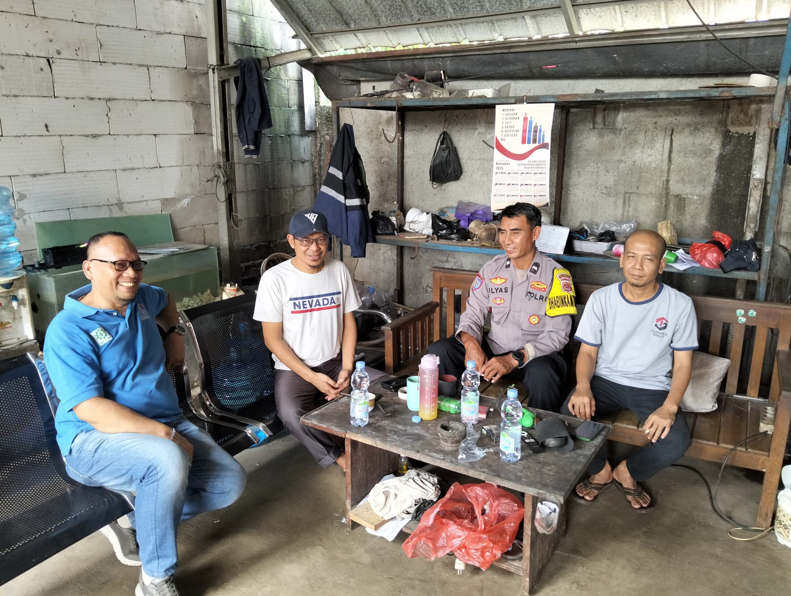 Bhabinkamtibmas Kelurahan Sukamulya Sambang Warga Antap Elang, Sampaikan Pesan Kamtibmas