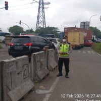 IPTU Rusandi Pimpin Pengaturan Lalu Lintas di Perempatan Lampu Merah Cikupa Mas