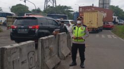 IPTU Rusandi Pimpin Pengaturan Lalu Lintas di Perempatan Lampu Merah Cikupa Mas