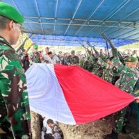 Upacara Militer Iringi Pemakaman Sertu Arifin Cepa yang Gugur dalam Tugas