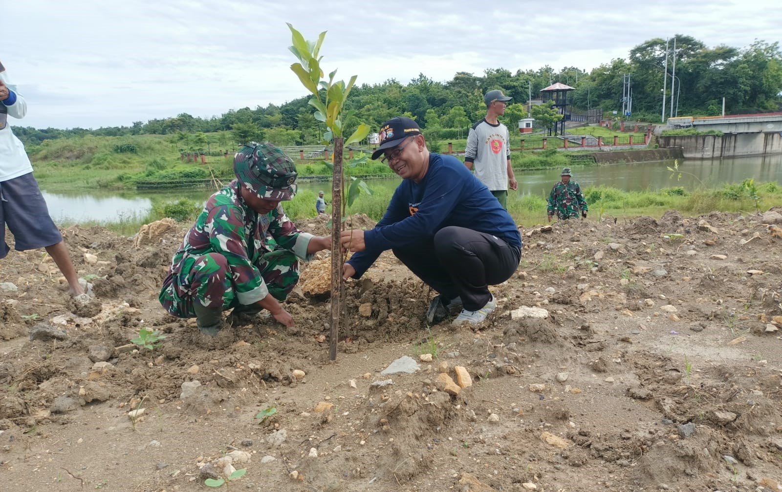 Mitigasi Bencana, Tiga Pilar di Kedungsumber Temayang Bojonegoro Tanam Ratusan Pohon Produktif