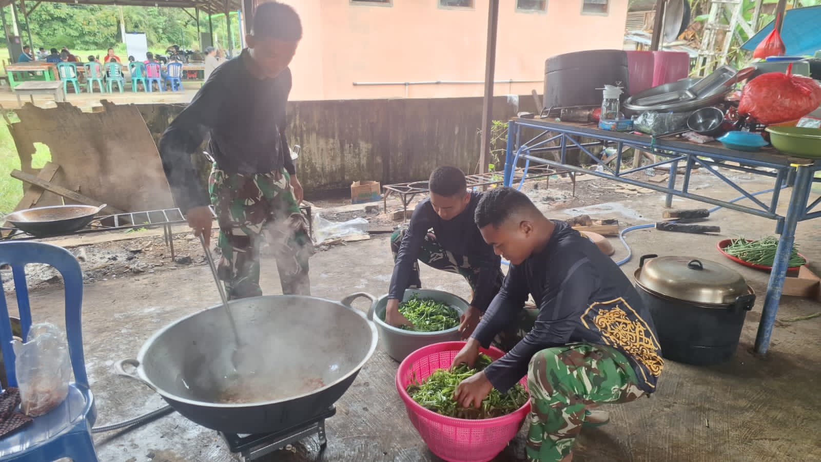 Dapur Umum TMMD Ke-127 Jadi Penopang Semangat Personel di Kampung Linggang Amer Dapur Umum TMMD Ke-127 Jadi Penopang Semangat Personel di Kampung Linggang Amer