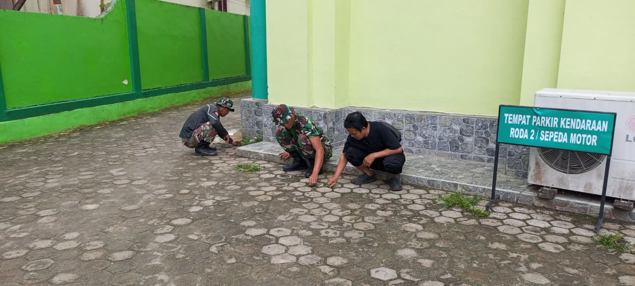 Sambut Ramadhan, Satgas TMMD dan Warga Bersihkan Masjid Agung Baiturrahim Sendawar Sambut Ramadhan, Satgas TMMD dan Warga Bersihkan Masjid Agung Baiturrahim Sendawar