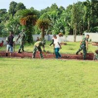 Aksi Jumat Bersih, Personil Kodim 1505/Tidore dan Masyarakat Bersihkan Lingkungan Masjid