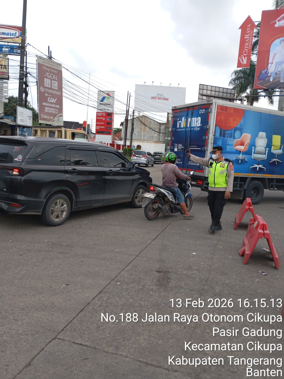 Personel Polsek Cikupa Laksanakan Pengaturan Lalu Lintas di Perempatan Cikupa Mas