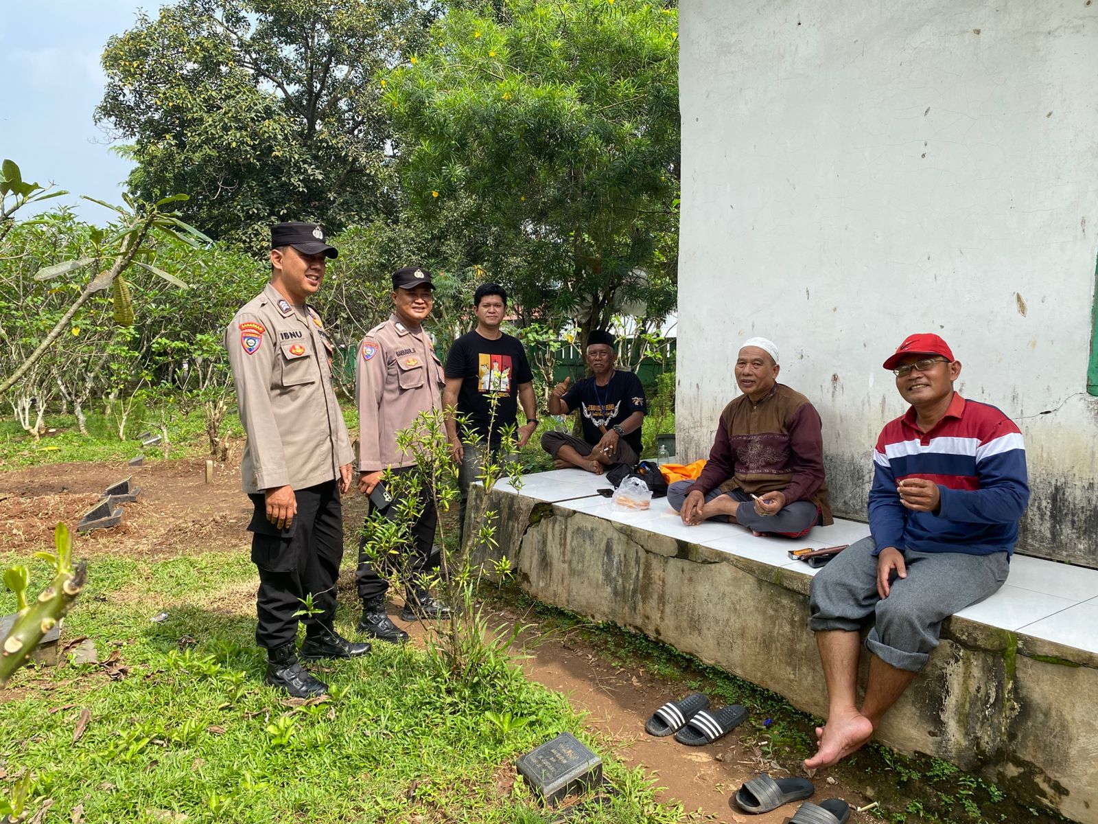 Polsek Cikupa Laksanakan Pengamanan Ziarah Kubur Menjelang Idul Fitri 1447 H Polsek Cikupa Laksanakan Pengamanan Ziarah Kubur Menjelang Idul Fitri 1447 H