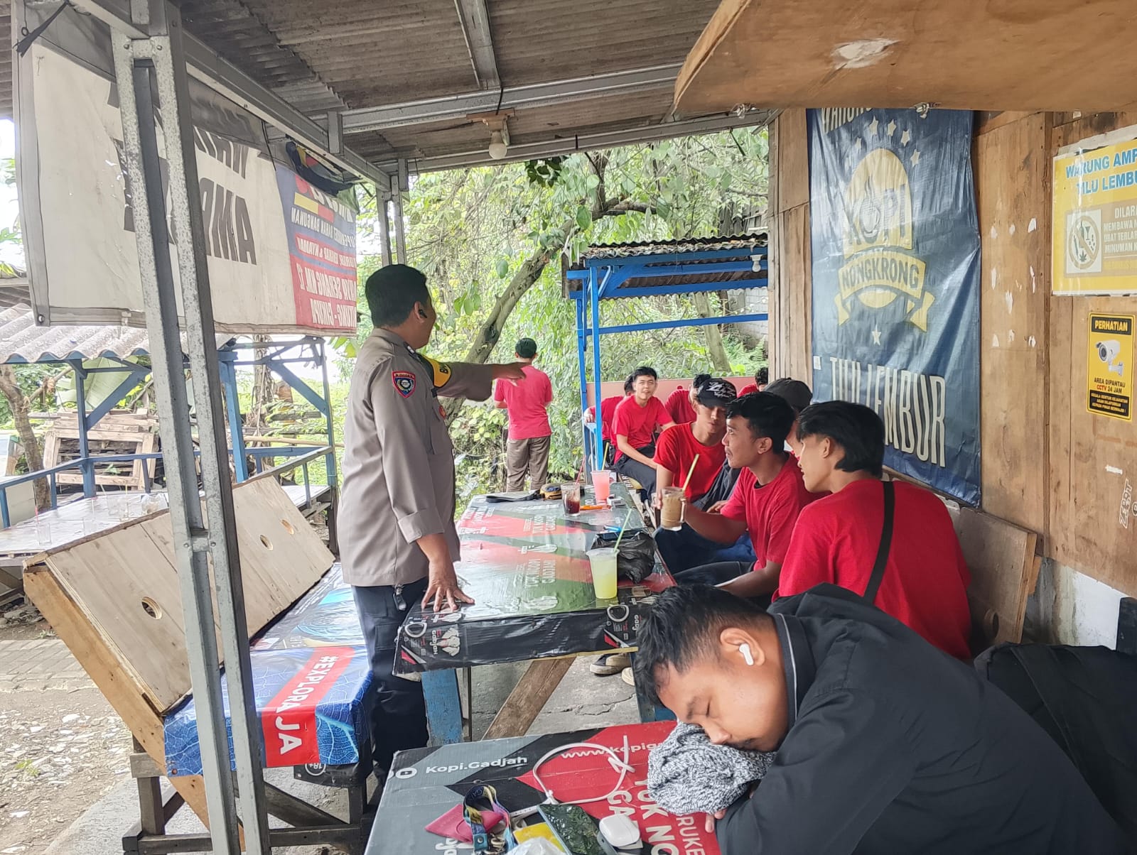 Bhabinkamtibmas Sambang Warung dan Warga Desa Bitung Jaya Bhabinkamtibmas Sambang Warung dan Warga Desa Bitung Jaya