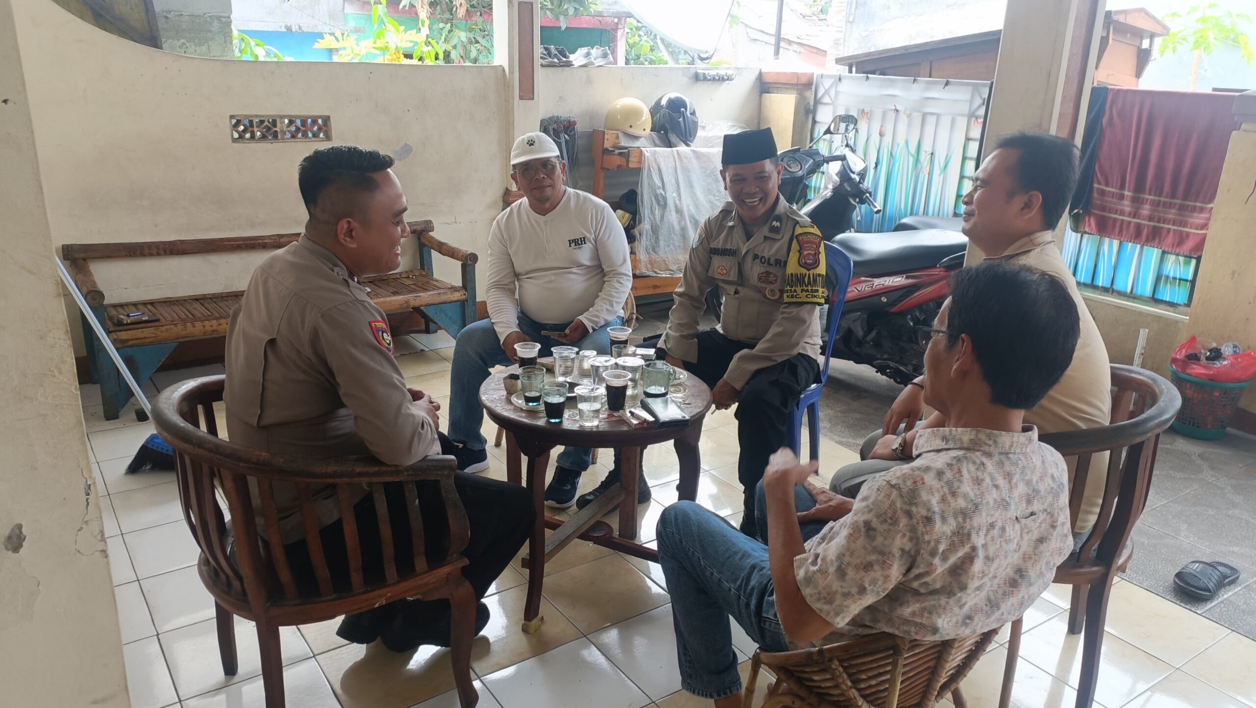 Bhabinkamtibmas Laksanakan Kunjungan dan Silaturahmi ke Kepala Desa Pasir Jaya