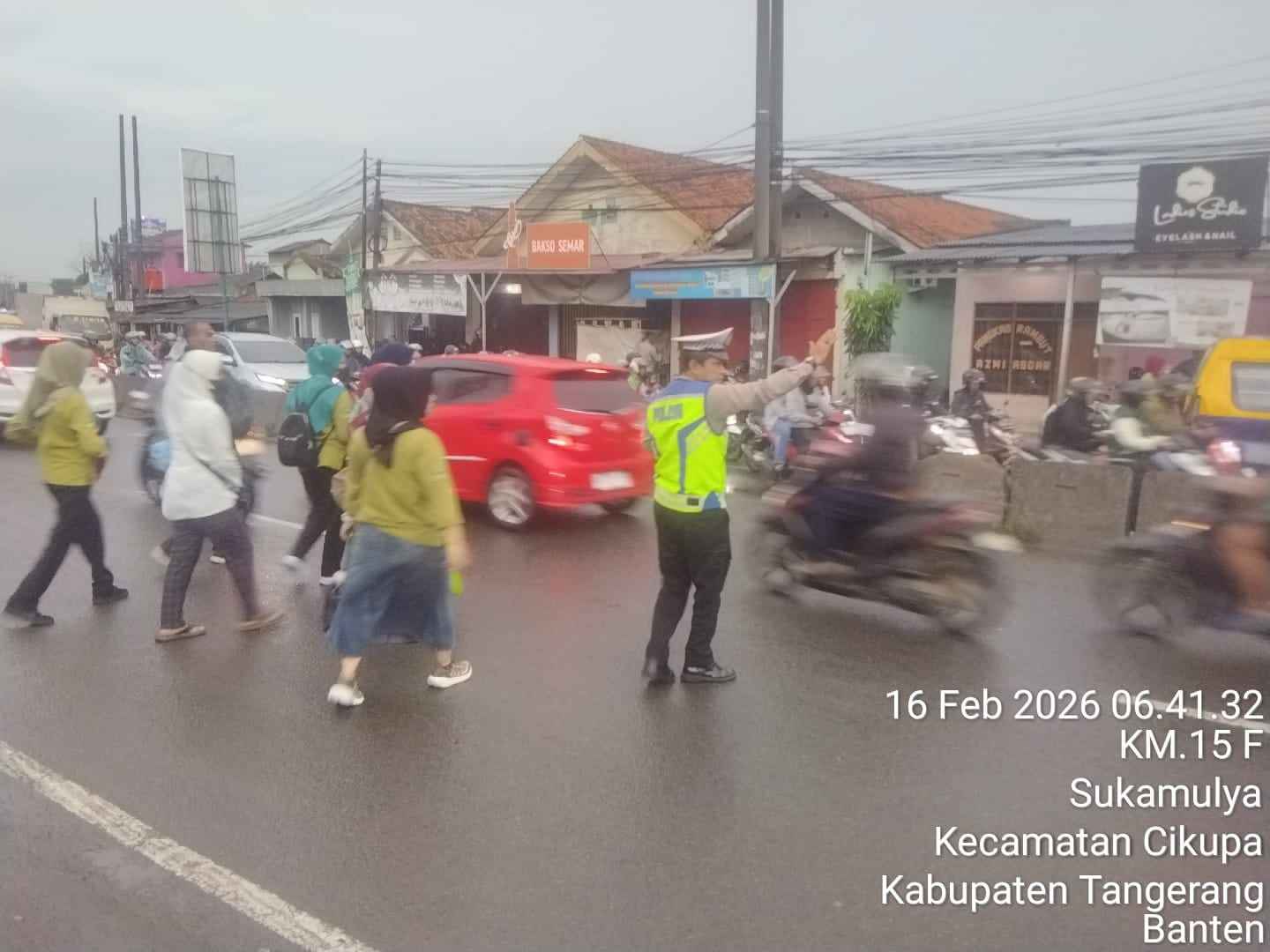 Personel Polsek Cikupa Laksanakan Pengaturan Lalu Lintas Pagi Hari