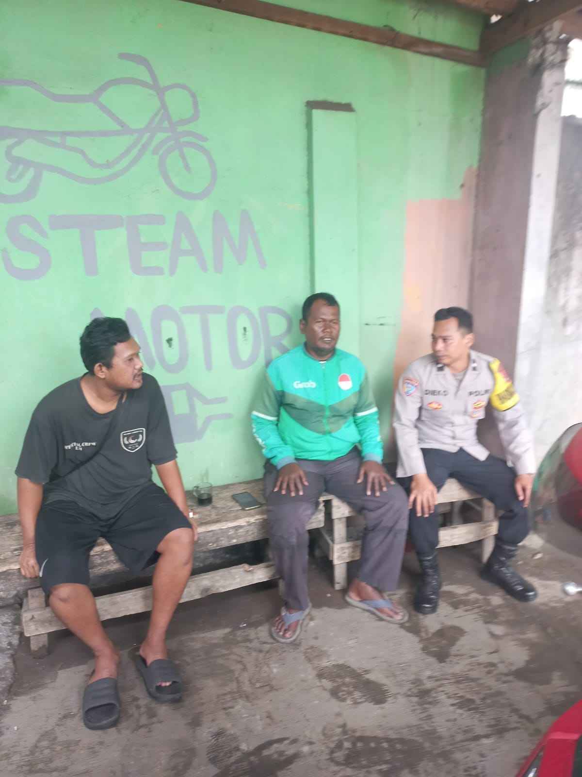 IMG-20260216-WA0059 Bhabinkamtibmas Pasir Gadung Sambang Warga, Sampaikan Imbauan Kamtibmas