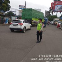 Personel Polsek Cikupa Laksanakan Pengaturan Lalu Lintas di Perempatan Cikupamas