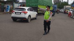 Personel Polsek Cikupa Laksanakan Pengaturan Lalu Lintas di Perempatan Cikupamas
