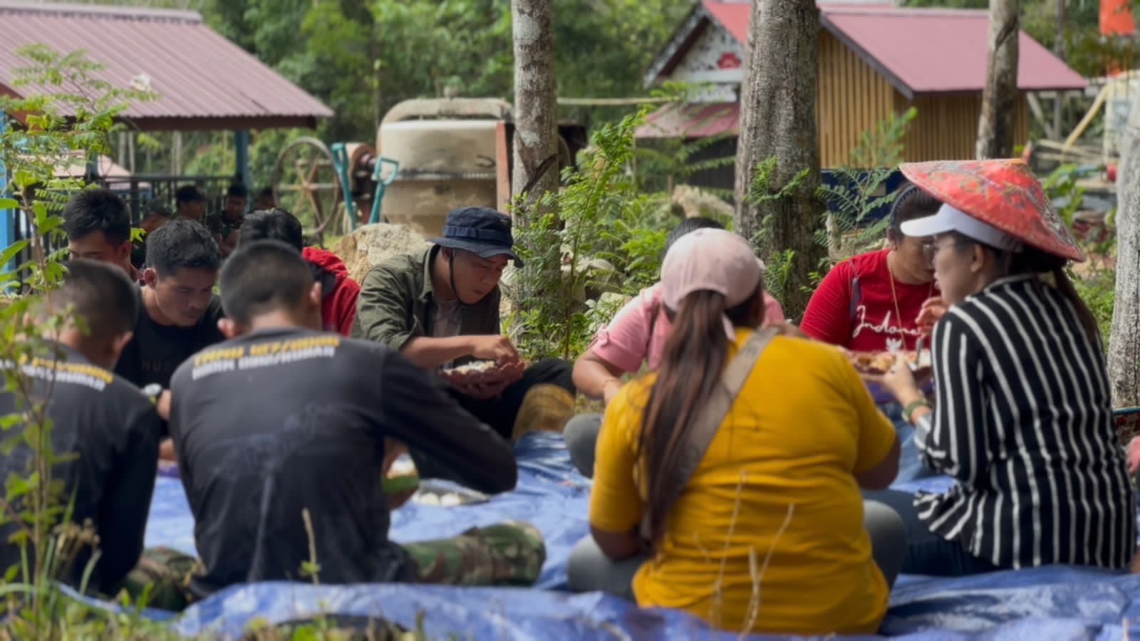 Saat Lelah Menjadi Cerita, Satgas TMMD dan Warga Makan Siang Bersama
